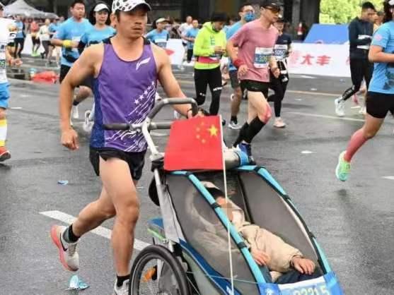 父亲推着脑瘫儿子跑完55场马拉松：（父亲带残疾儿子参加马拉松）