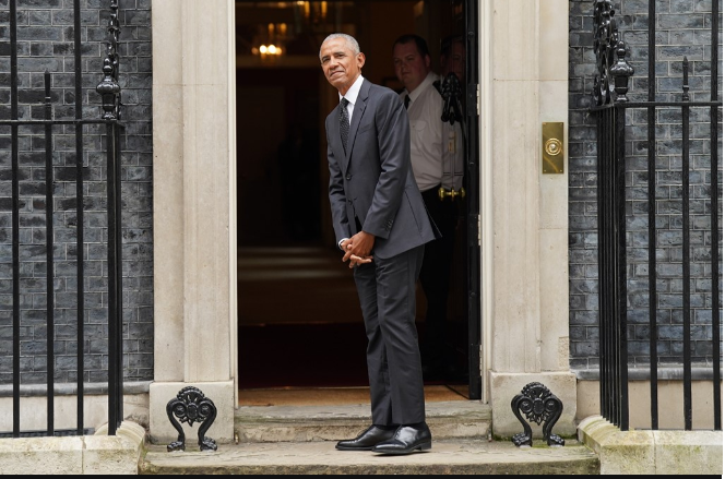 奥巴马突然一身黑色着装现身唐宁街，网友猜测：与美国大选或英国王室传闻有关？