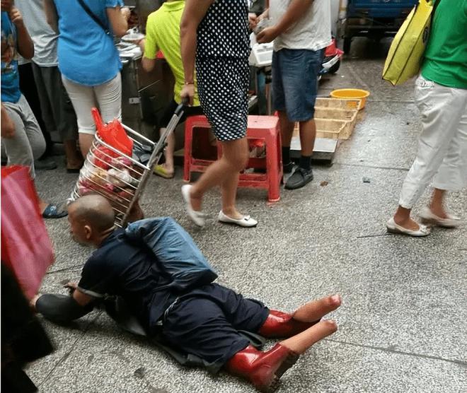 16年广州男子买菜，偶遇双脚被截断的乞丐，结果是失踪12年的同学