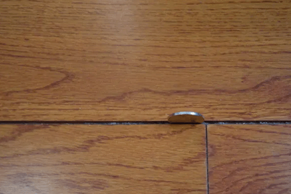木地板为什么会出现缝隙（木地板为什么会出现缝隙缝隙怎么处理呢）