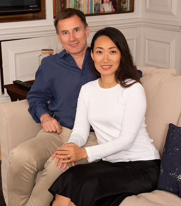 因为妻子是华裔，英国财政大臣杰里米·亨特也被“通中”了……