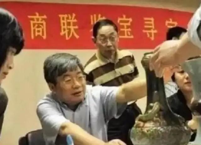2003年，河南老农钓到一只背插4支箭的“乌龟”专家：这一杆18亿