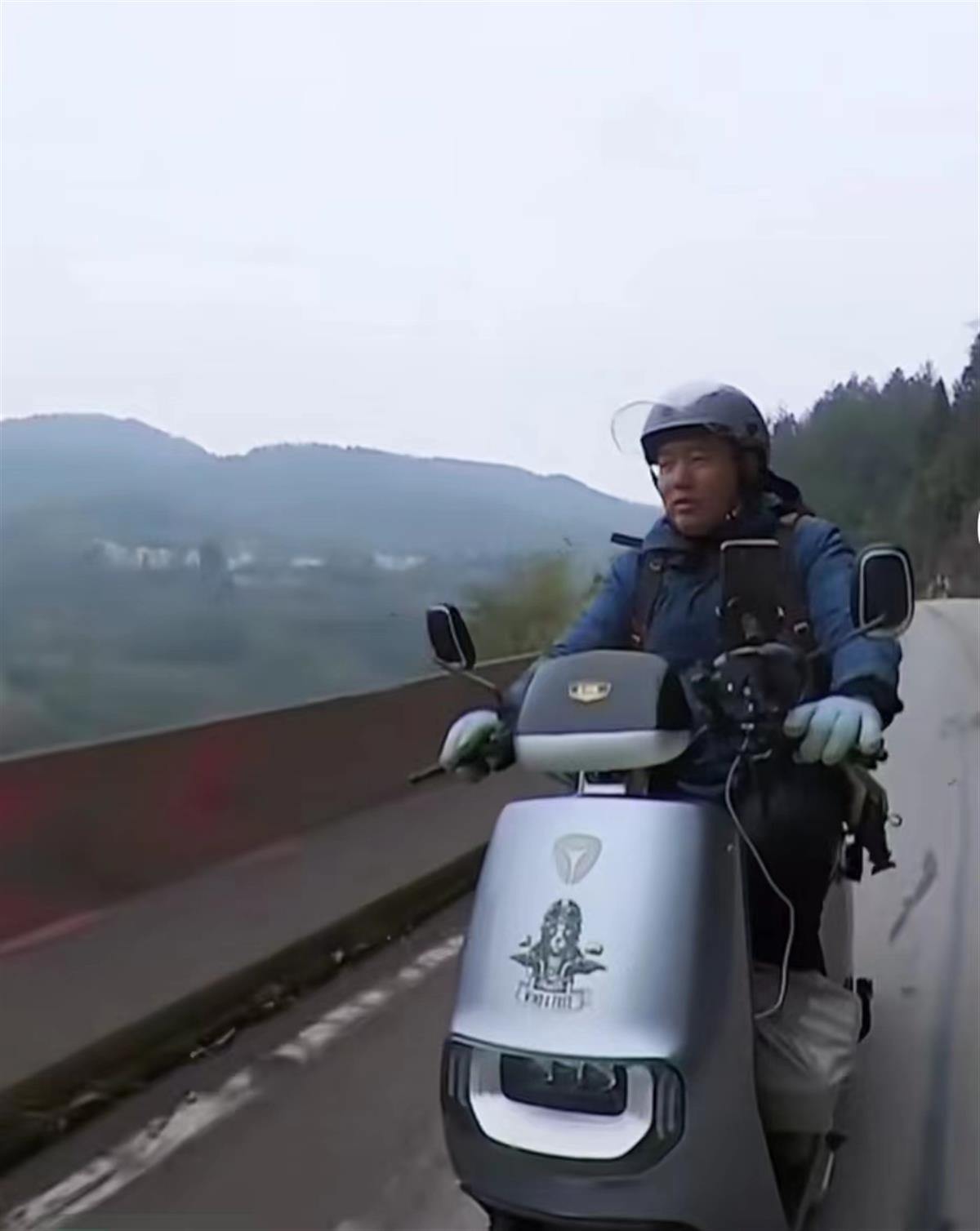 男子骑电动车从江西回成都过年：半个月跑了1500公里，每天住最便宜旅店