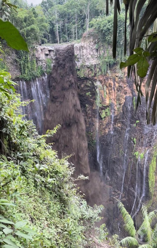 打卡印尼网红瀑布遇山洪泥石流，重庆游客被困一个多小时惊险获救