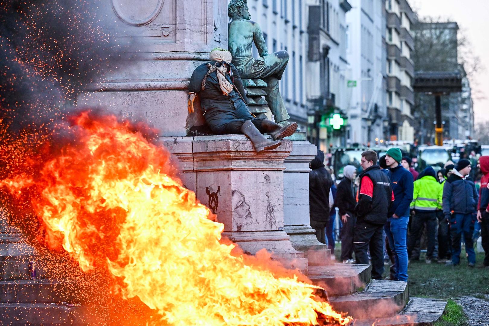 巴黎被围、布鲁塞尔被困……拯救乌克兰行动点燃欧洲农民怒火：谁救我们？
