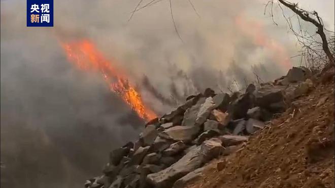 四川甘孜雅江突发山火火势凶猛 当地：主要是风引起，正在扑救